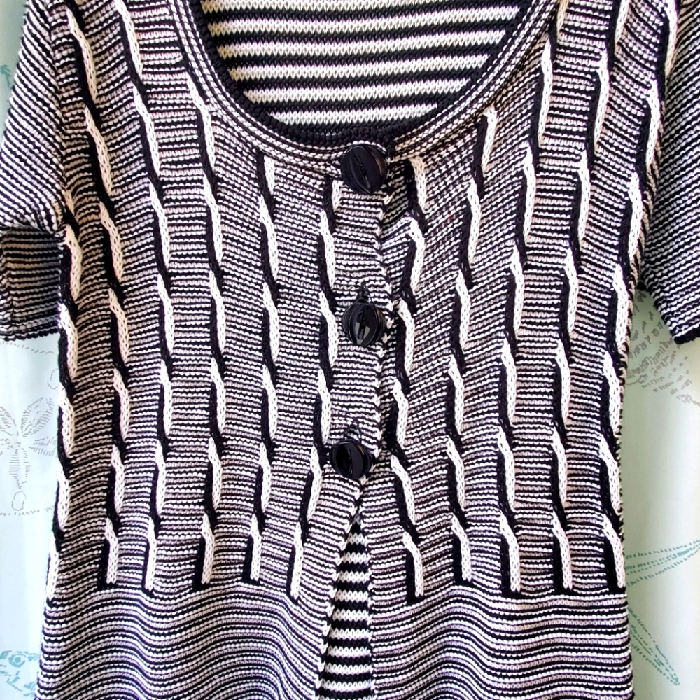 PUTORTI Short sleeve knit cardigan. 3 button scoop neck. Super cute Black/White